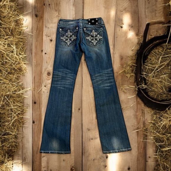 Miss me bootcut Size 28 floral fleur de lis design on back pockets. Beautiful - Picture 4 of 17